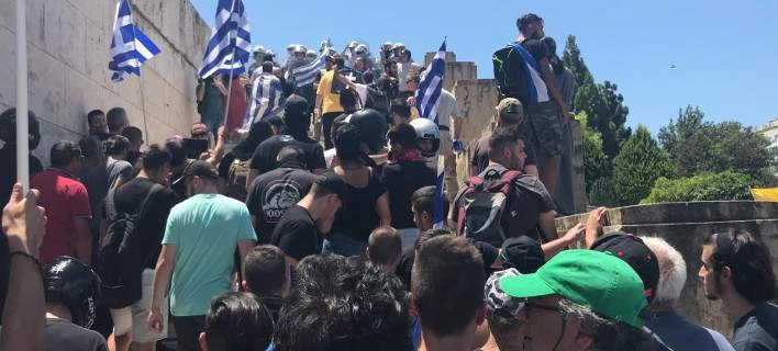 Εξοργισμένοι διαδηλωτές(;) επιχείρησαν να εισβάλουν στη Βουλή – Τι καταγγέλλει η Επιτροπή Αγώνα (βίντεο)